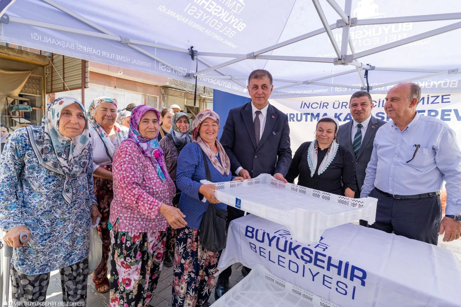 İZMİR BÜYÜKŞEHİR BELEDİYESİ’NDEN ÜRETİCİYE KEREVET DESTEĞİ