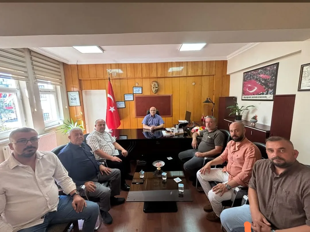 MHP Ödemiş İlçe Başkanı Ceyhun Kınlı ve beraberindeki ilçe yönetimi, Ödemiş Kaymakamlığı Yazı İşleri Müdürü Erhun Yıldız’ı makamında ziyaret etti.